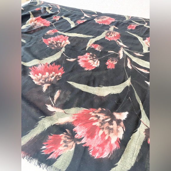 ✨Host Pick✨ HOBO Thorn Flower scarf - Picture 4 of 8